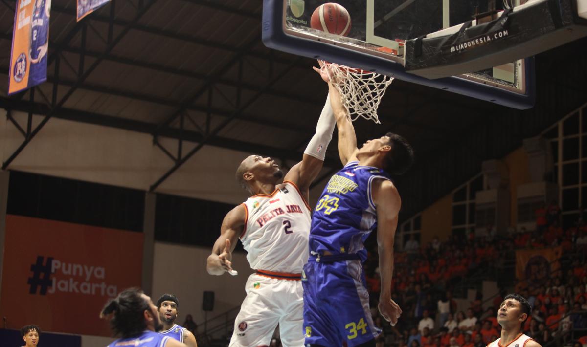 Pelita Jaya takluk dari Prawira Bandung 65-74 pada game 1 babak final IBL 2023 di Hall A Basket GBK, Kamis (20/07/23).