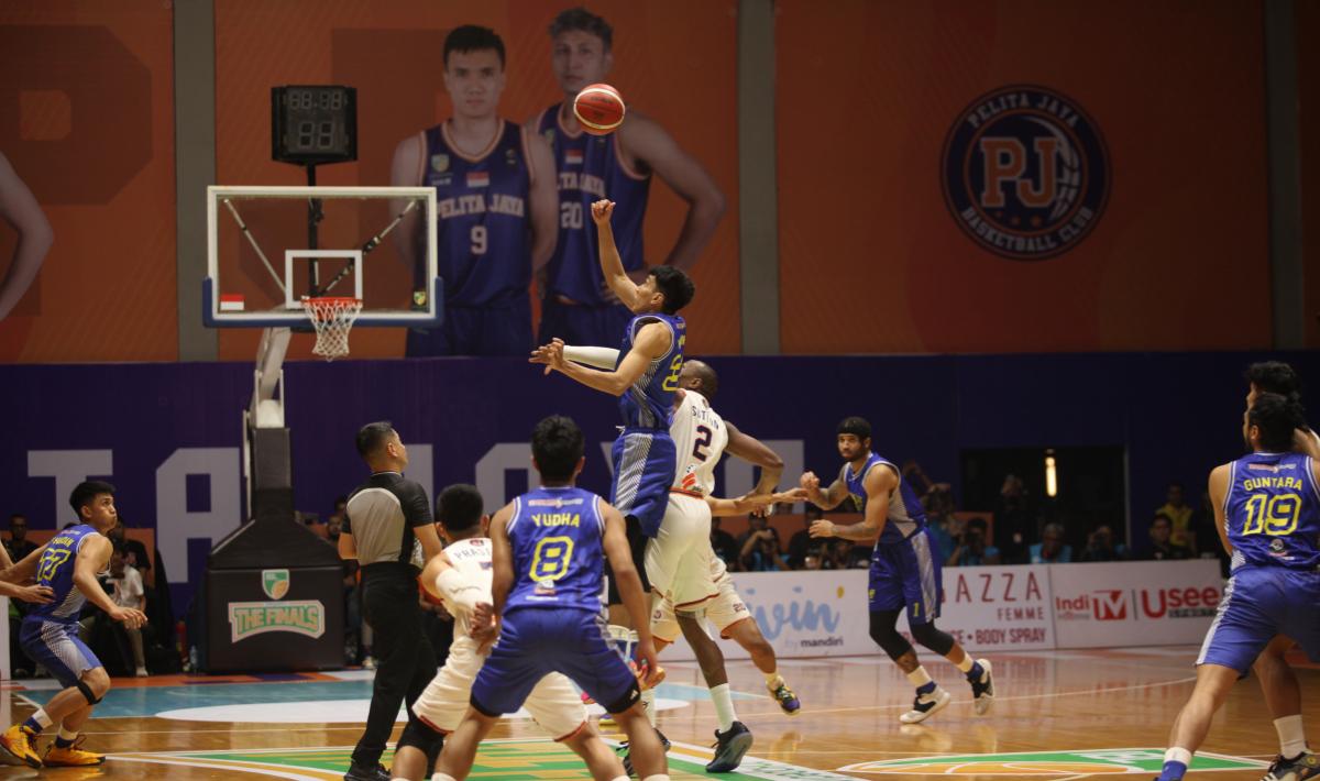 Pelita Jaya takluk dari Prawira Bandung 65-74 pada game 1 babak final IBL 2023 di Hall A Basket GBK, Kamis (20/07/23).