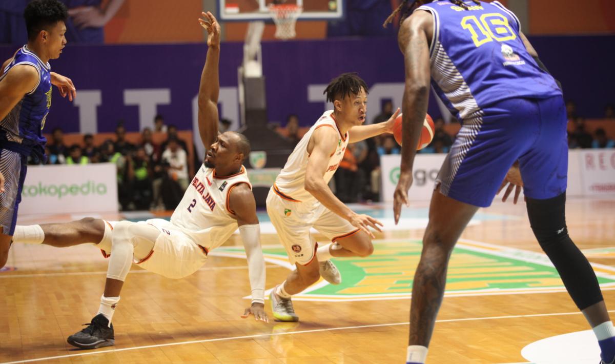 Pelita Jaya takluk dari Prawira Bandung 65-74 pada game 1 babak final IBL 2023 di Hall A Basket GBK, Kamis (20/07/23).