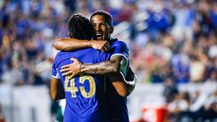 Angelo Gabriel merayakan gol Christopher Nkunku di laga Chelsea vs Wrexham (20/07/23). (Foto: Reuters/Jaylynn Nash-USA TODAY Sports)