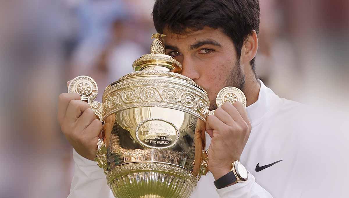 Petenis asal Spanyol, Carlos Alcaraz Garfia, saat menjuarai Wimbledon 2023. Foto: REUTERS/Andrew Couldridge. - INDOSPORT