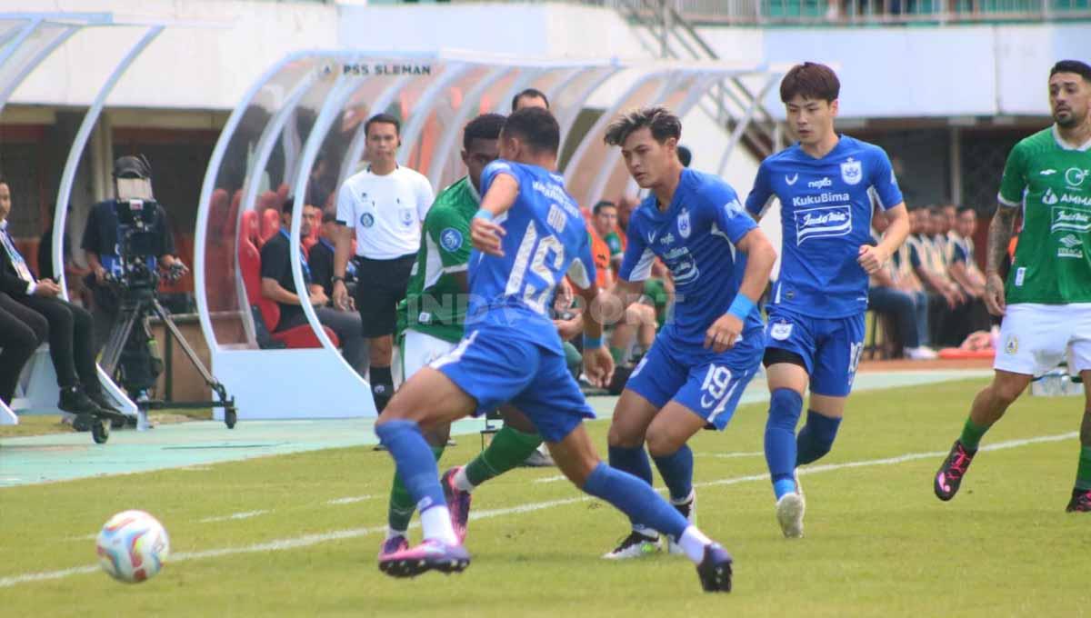 Pemain PSIS Semarang, Alfeandra Dewangga saat berebut bola denag pemain PSS Sleman pada laga Liga 1 di Stadion Maguwoharjo (Yogyakarta), Jumat (21/07/23).