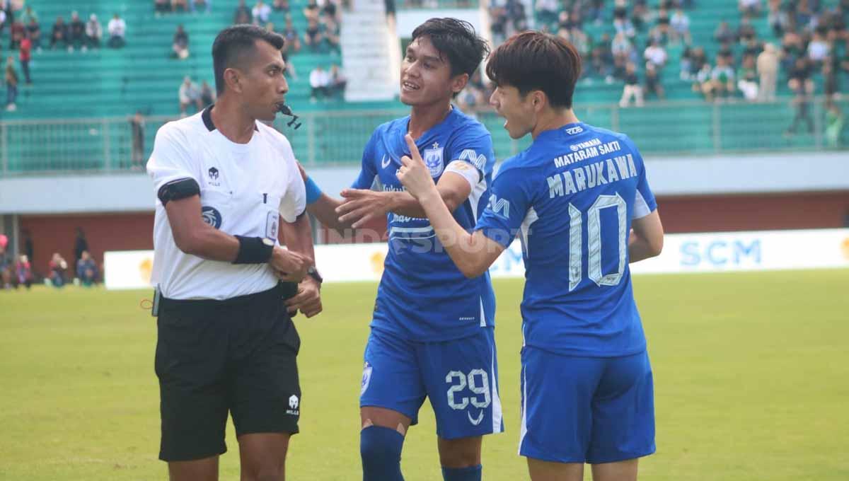 Pemain PSIS Semarang, Septian David dan Marukawa mempertanyakan keputusan wasit pada laga pekan keempat Liga 1 di Stadion Maguwoharjo, Yogyakarta, Jumat (21/07/23).