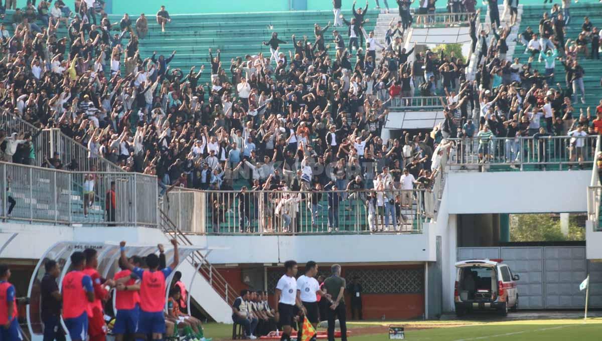 Ratusan suporter PSIS memaksakan untuk datang menyaksikan timnya pada laga Liga 1 di Stadion Maguwoharjo (Yogyakarta), Jumat (21/07/23).