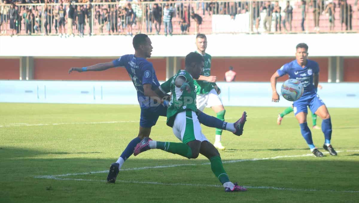 Perebutan bola bek PSIS, Gio Numberi dengan bek PSS, I Nyoman Ansanay pada laga Liga 1 di Stadion Maguwoharjo (Yogyakarta), Jumat (21/07/23).