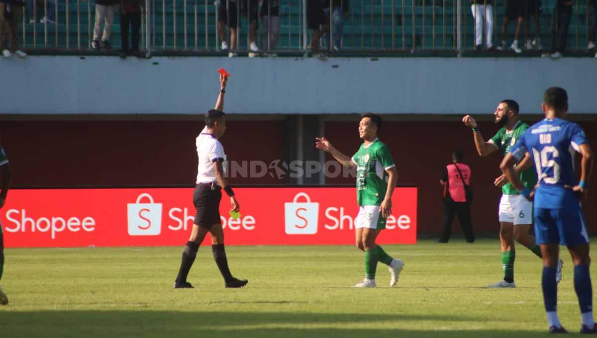 Kartu merah untuk gelandang PSS, Wahyudi Hamisi pada laga Liga 1 di Stadion Maguwoharjo (Yogyakarta), Jumat (21/07/23).