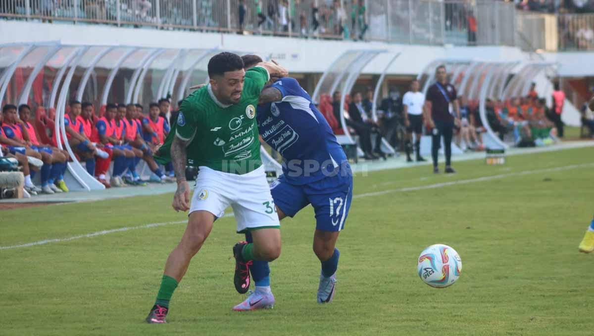 Gelandang PSS, Jonathan Bustos mengamankan bola dari kejaran Winger PSIS, Gali Fleitas pada laga pekan keempat Liga 1 di Stadion Maguwoharjo, Yogyakarta, Jumat (21/07/23).