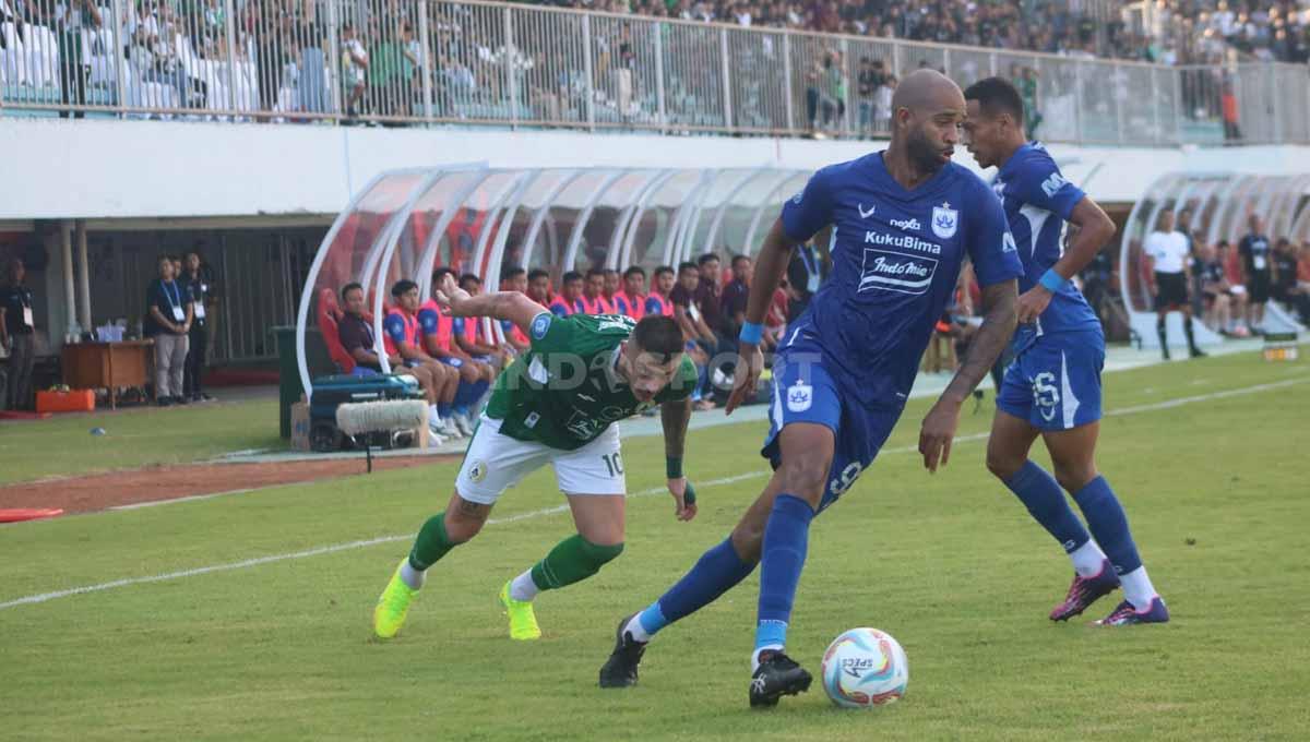 Yevhen Bokhashvili jatuh saat berusaha merebut bola bek PSS, Lucas Gama pada laga pekan keempat Liga 1 di Stadion Maguwoharjo, Yogyakarta, Jumat (21/07/23).