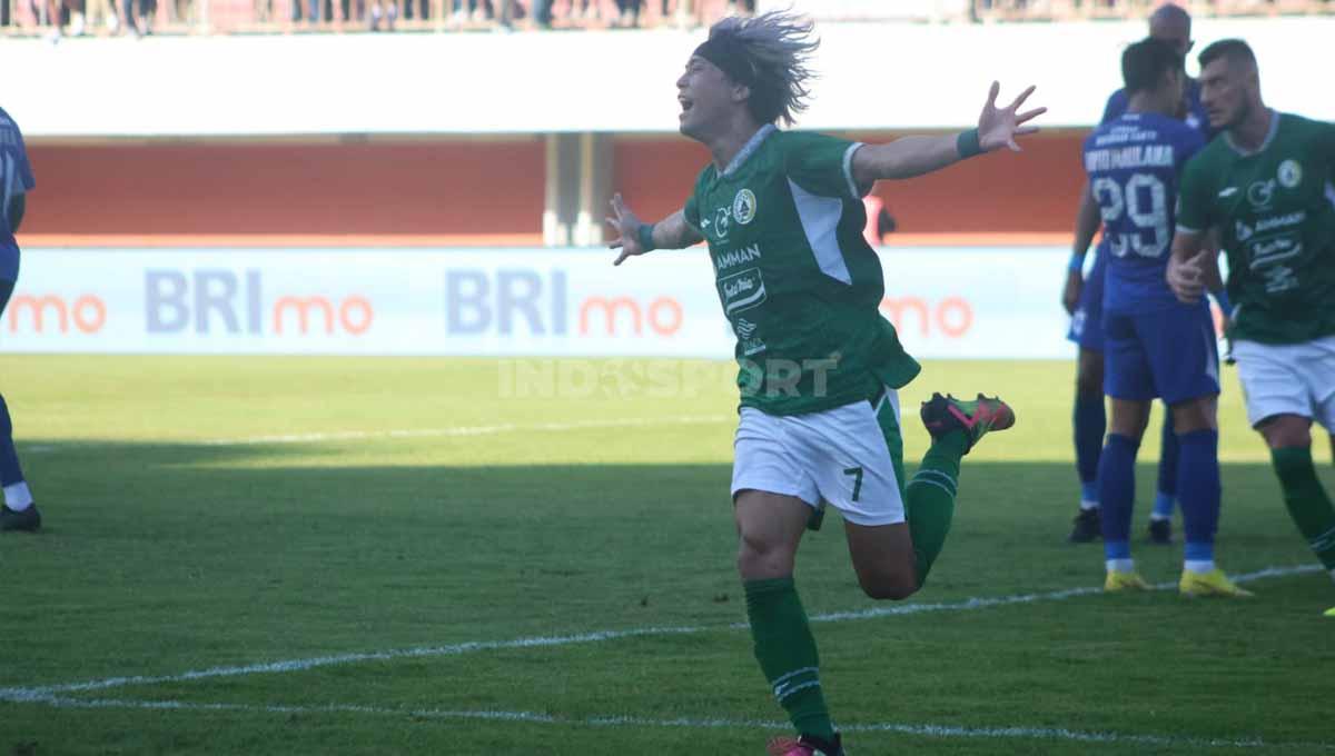 Selebrasi pemain PSS, Kei Sano usai mencetak gol ke gawang PSIS pada laga pekan keempat Liga 1 di Stadion Maguwoharjo, Yogyakarta, Jumat (21/07/23).