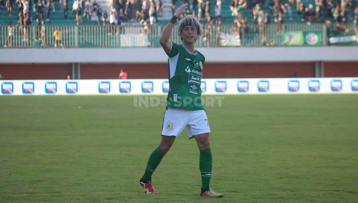 Selebrasi pemain PSS, Kei Sano usai mencetak gol ke gawang PSIS pada laga Liga 1 di Stadion Maguwoharjo (Yogyakarta), Jumat (21/07/23).