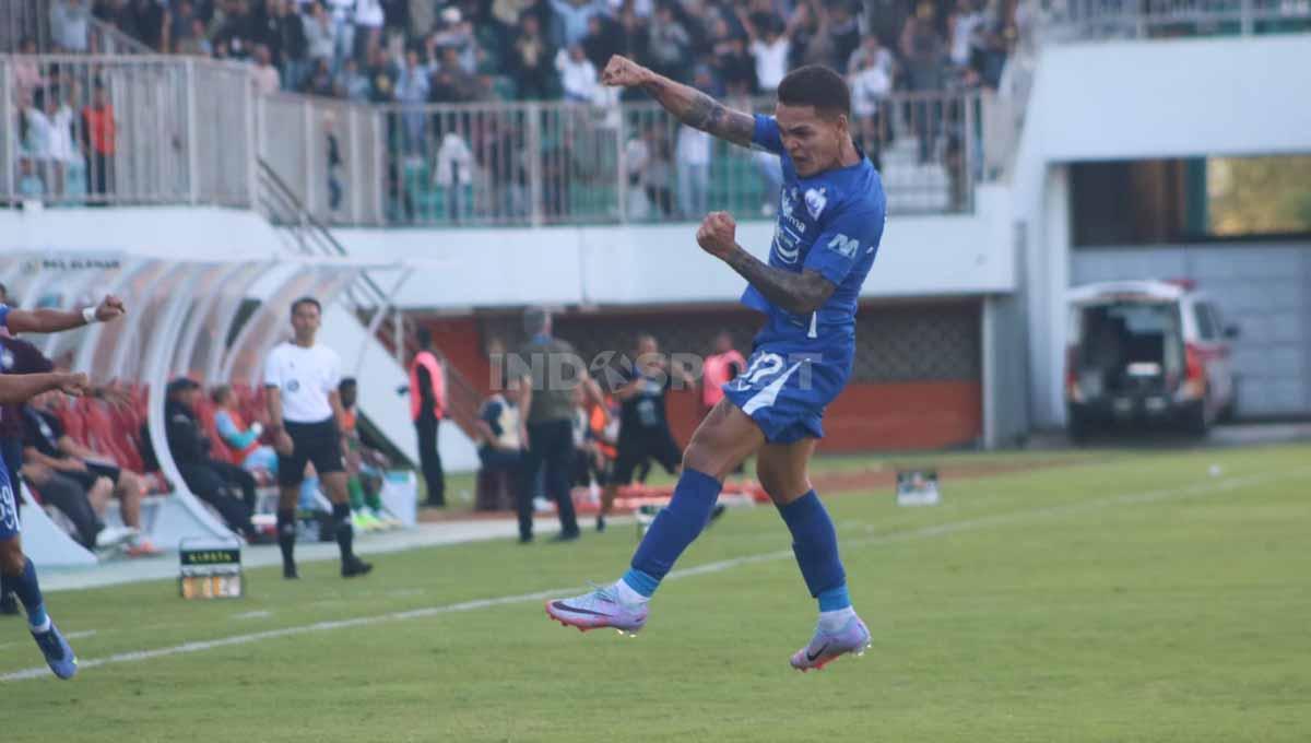 Selebrasi pemain PSIS, Paulo Domingos Gali usai mencetak gol ke gawang PSS pada laga Liga 1 di Stadion Maguwoharjo (Yogyakarta), Jumat (21/07/23).