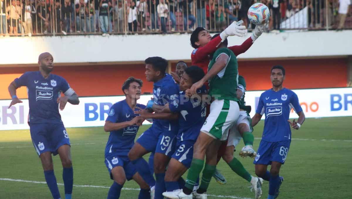 Kemelut di area gawang PSIS yang digagalkan kiper Adi Satryo pada laga Liga 1 di Stadion Maguwoharjo (Yogyakarta), Jumat (21/07/23).