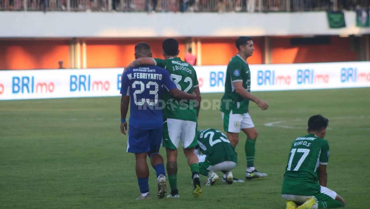 Pemain PSIS Semarang, Wawan Febrianto dan PSS Sleman, Jonathan Bustos saling rangkul saat bertemu di Liga 1 2023/24.