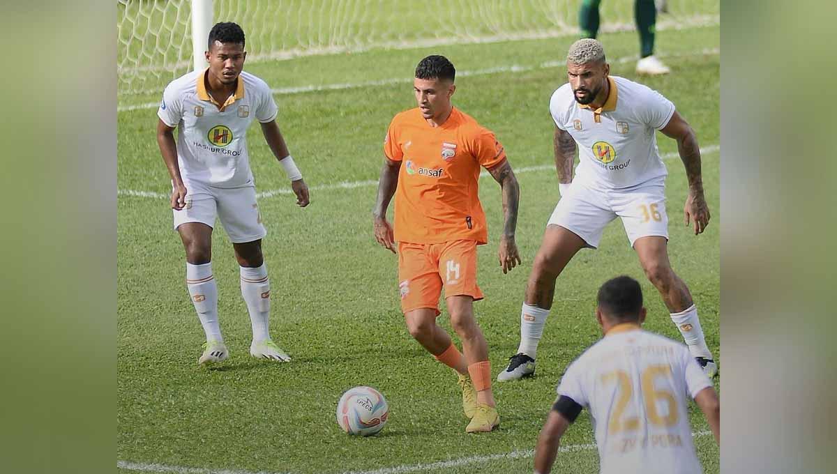 Pemain Borneo, Stefano Lilipaly di hadang tiga pemain Barito pada laga Liga 1 di Stadion Segiri (Samarinda), Jumat (21/07/23). (Foto: @borneofc.id)