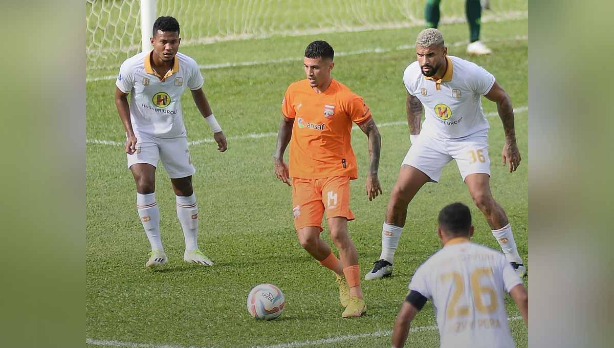 Pemain Borneo, Stefano Lilipaly di hadang tiga pemain Barito pada laga Liga 1 di Stadion Segiri (Samarinda), Jumat (21/07/23). (Foto: @borneofc.id) - INDOSPORT