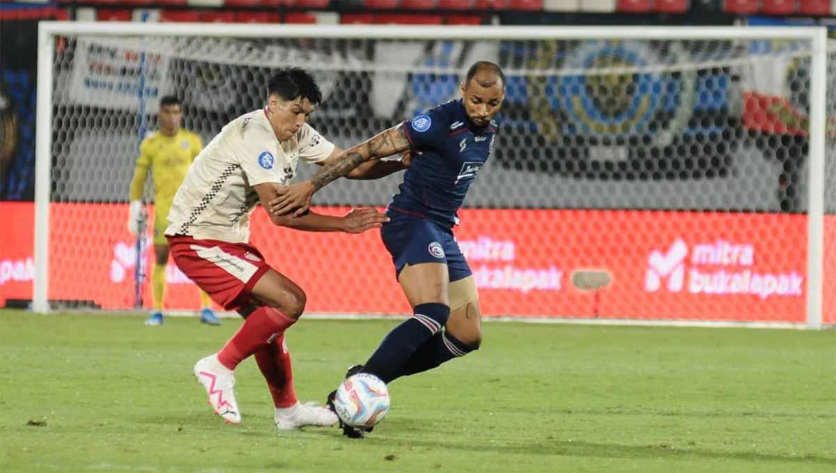 Pemain Arema FC, Gustavo Almeida dikawal ketat pemain Bali United, Elias Dolah pada laga Liga 1 di Stadion Kapten I Wayan Dipta (Gianyar), Jumat (21/07/23). (Foto: MO Arema FC)