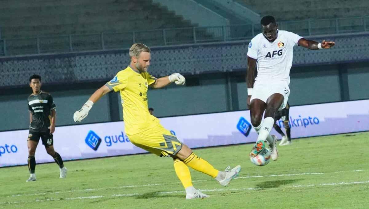 Penyelamatan gawang kiper Dewa United, Sonny Stevens dari serangan pemain Persik Flavio Silva pada laga Liga 1 di Stadion Indomilk Arena (Tangerang), Jumat (21/07/23). (Foto: MO Persik Kediri)