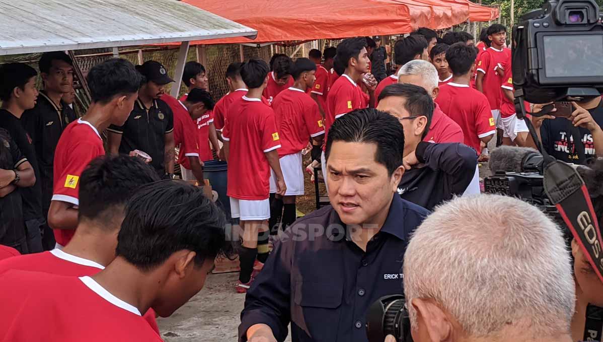 Ketum PSSI, Erick Thohir, Saat Menghadiri Seleksi Timnas Indonesia U-17 di Persija Training Ground, Nirwana Park, Bojongsari, Sawangan, Depok, Sabtu (22/07/23).