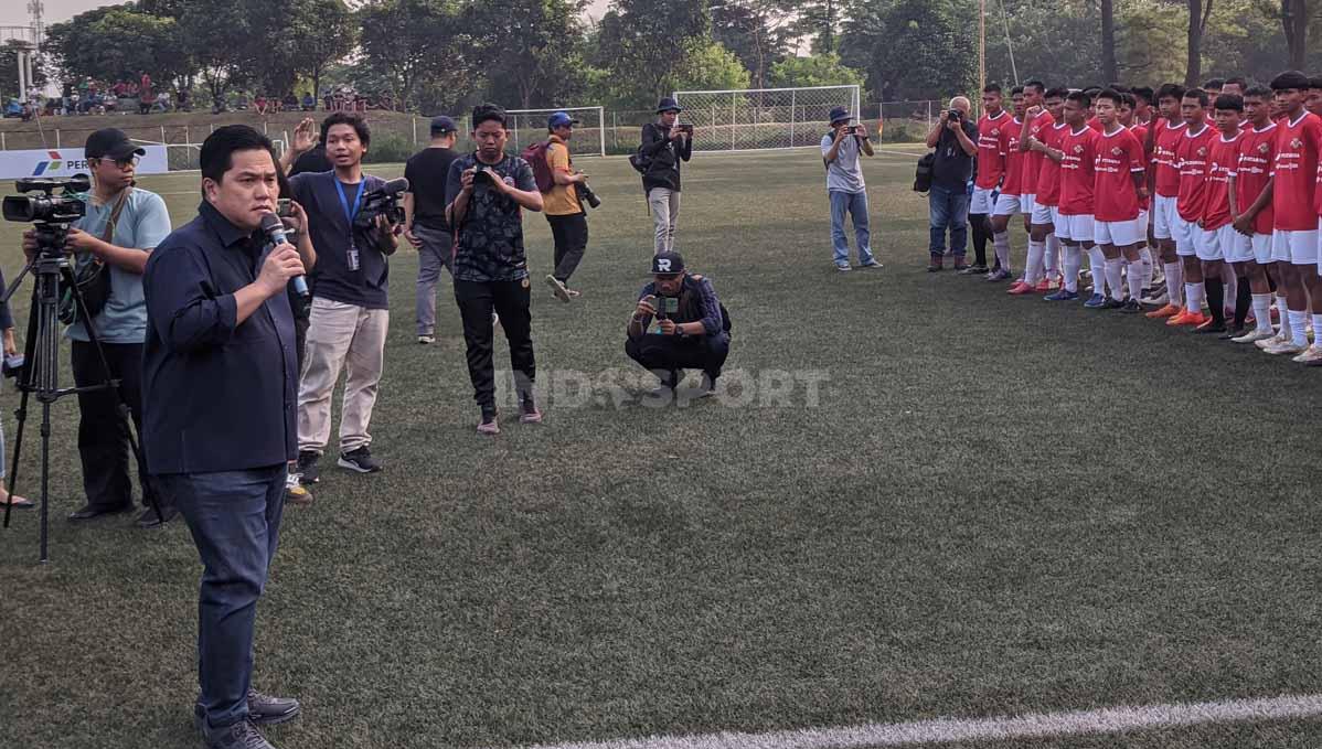 Ketum PSSI, Erick Thohir, Saat Menghadiri Seleksi Timnas Indonesia U-17 di Persija Training Ground, Nirwana Park, Bojongsari, Sawangan, Depok, Sabtu (22/07/23).