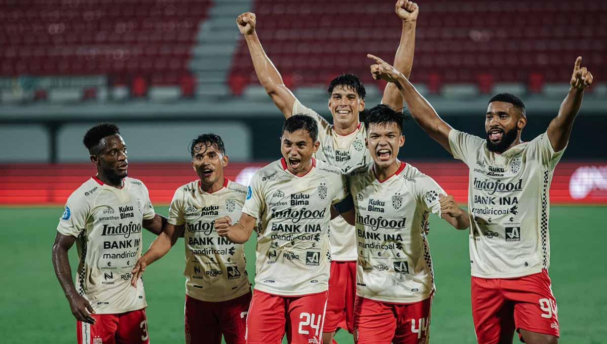 Selebrasi para pemain Elias Dolah, Jefferson Assis, Ricky Fajrin dan rekan timnnya usai Bali United mengalahkan Persik pada laga Liga 1 di Stadion Kapten I Wayan Dipta (Gianyar), Jumat (21/07/23). (Foto: MO Bali United)