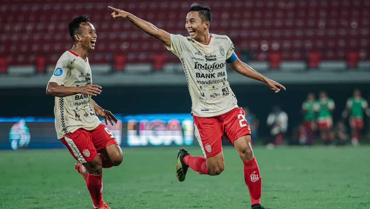 Selebrasi Ricky Fajrin dengan rekan setimnnya usai membobol gawang Arema FC pada laga Liga 1 di Stadion Kapten I Wayan Dipta (Gianyar), Jumat (21/07/23). (Foto: MO Bali United)
