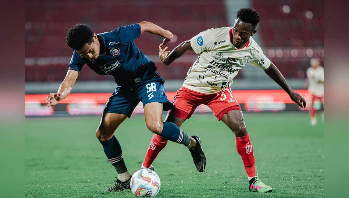 Duel Jean Befolo Mbarga dengan pemain Arema FC pada laga Liga 1 di Stadion Kapten I Wayan Dipta (Gianyar), Jumat (21/07/23). (Foto: MO Bali United)