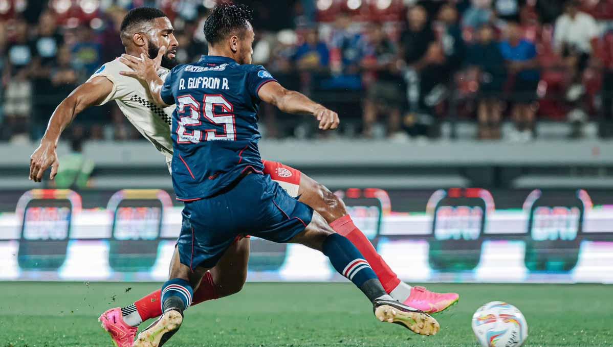Pemain Bali United, Jefferson Assis dikawal ketat pemain Arema Asyraq Gufron pada laga Liga 1 di Stadion Kapten I Wayan Dipta (Gianyar), Jumat (21/07/23). (Foto: MO Bali United)