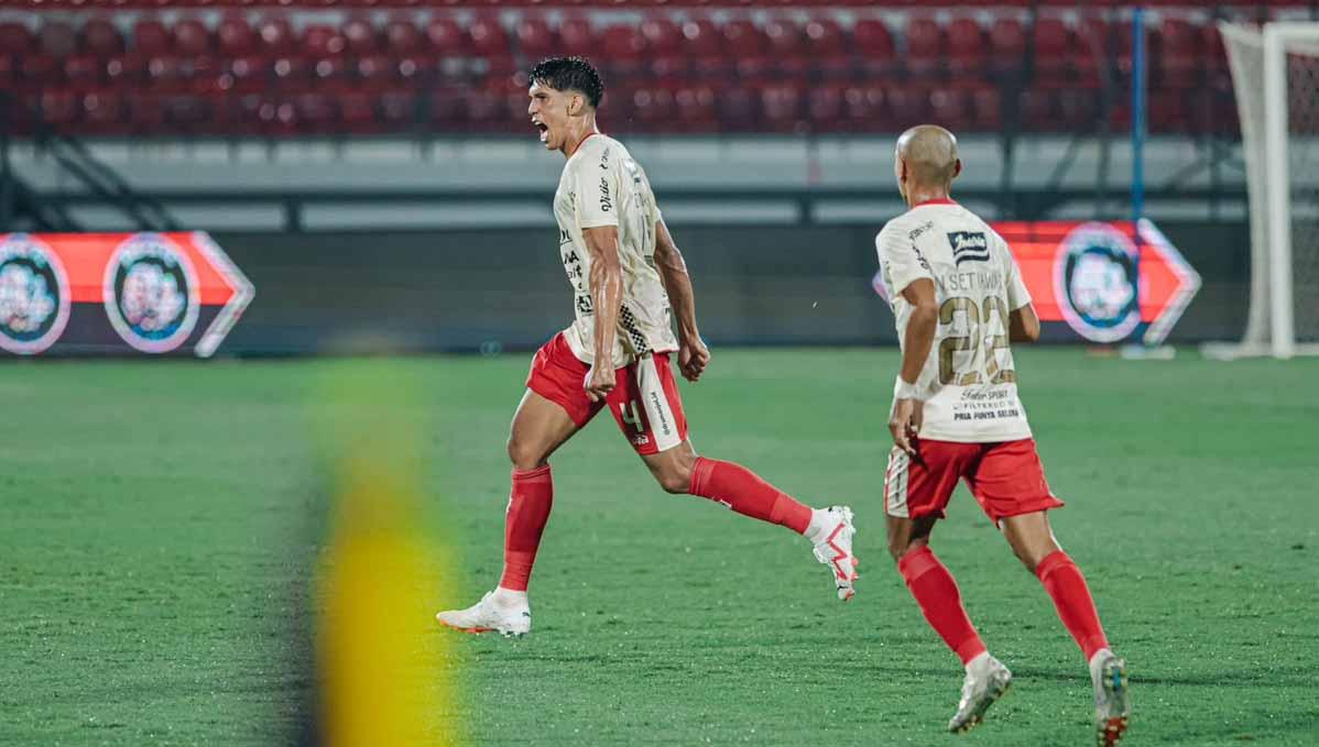 Selebrasi pemain Bali United Elias Dolah dengan rekan setimnnya usai mencetak gawang Arema FC pada laga Liga 1 di Stadion Kapten I Wayan Dipta (Gianyar), Jumat (21/07/23). (Foto: MO Bali United)