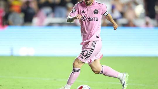 Penyerang Inter Miami CF, Lionel Messi lakukan kontrol bola saat melawan Cruz Azul pada babak kedua di Stadion DRV PNK. (Foto: REUTERS/Nathan Ray Seebeck)