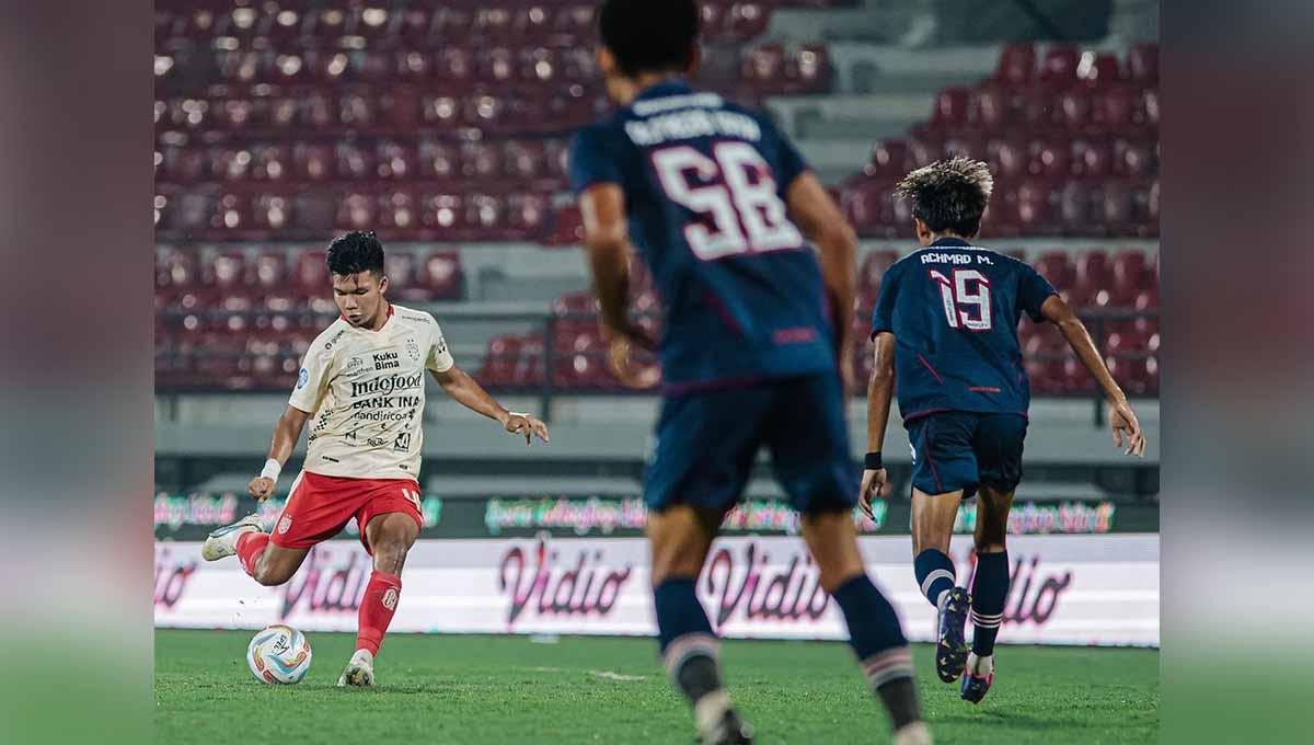 Pemain Bali United melancarkan tendangan ke arah gawang Arema pada laga Liga 1 di Stadion Kapten I Wayan Dipta (Gianyar), Jumat (21/07/23). (Foto: @baliunitedfc)