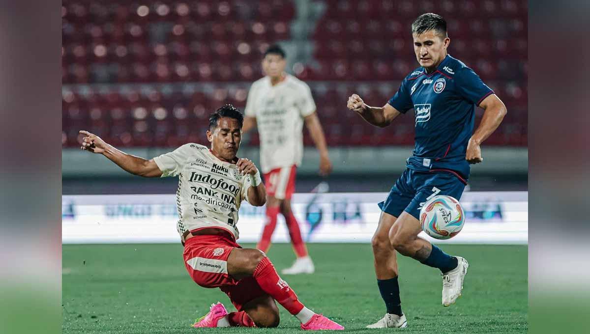 Pemain Arema Ariel Lucero berusaha menepis tendangan pemain Bali United pada laga Liga 1 di Stadion Kapten I Wayan Dipta (Gianyar), Jumat (21/07/23). (Foto: @baliunitedfc)