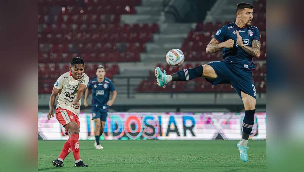 Tendangan Ramdani Lestaluhu berusaha di tepis pemain Arema pada laga Liga 1 di Stadion Kapten I Wayan Dipta (Gianyar), Jumat (21/07/23). (Foto: @baliunitedfc)