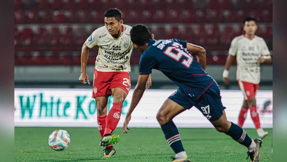 Ricky Fajrin lakukan tendangan ke gawang Arema FC pada laga Liga 1 di Stadion Kapten I Wayan Dipta (Gianyar), Jumat (21/07/23). (Foto: @baliunitedfc)