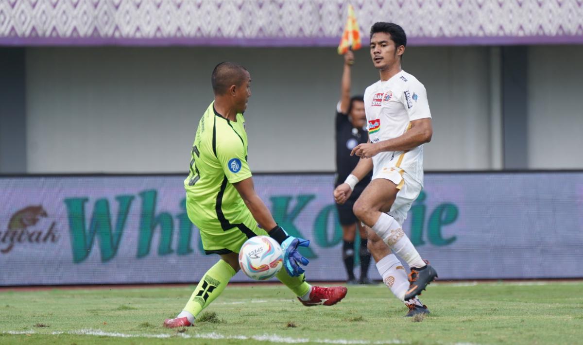 Striker Persija, Aji Kusuma terperangkap offside saat berhadapan dengan kiper Persita pada pekan keempat Liga 1 2023/2024 di Indomilk Arena, Sabtu (21/07/23).