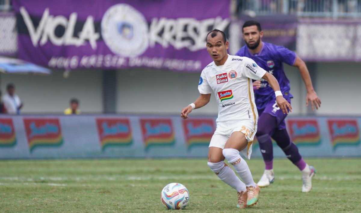 Pemain Persija, Riko Simanjuntak berhasil melewati hadangan pemain Persitapada pekan keempat Liga 1 2023/2024 di Indomilk Arena, Sabtu (21/07/23).