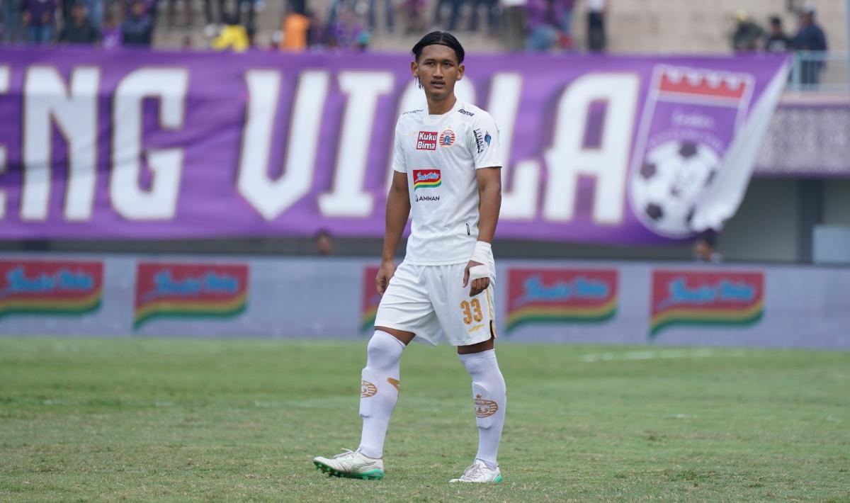 Bek anyar Persija, Muhammad Akbar tampil sebagai starter dalam laga melawan Persita pada pekan keempat Liga 1 2023/2024 di Indomilk Arena, Sabtu (21/07/23).