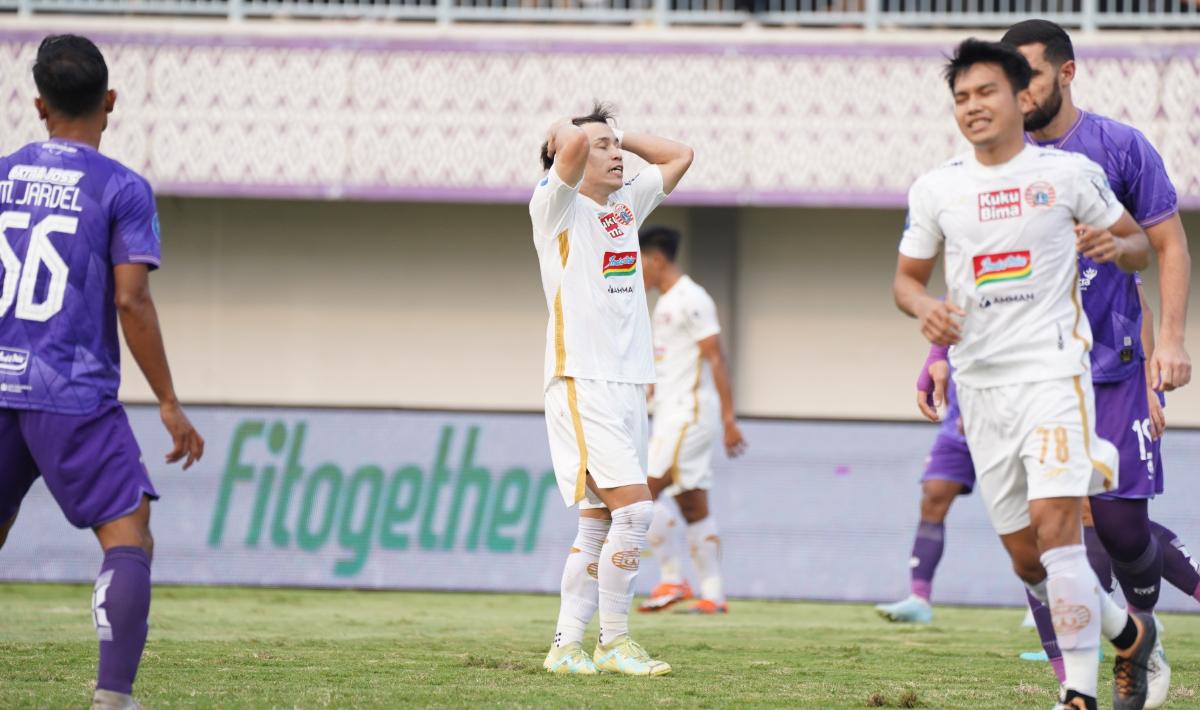 Ekspresi kekecewaan pemain Persija, Ryu Matsumara usai gagal memanfaatkan peluang menjadi gol pada pekan keempat Liga 1 2023/2024 di Indomilk Arena, Sabtu (21/07/23).