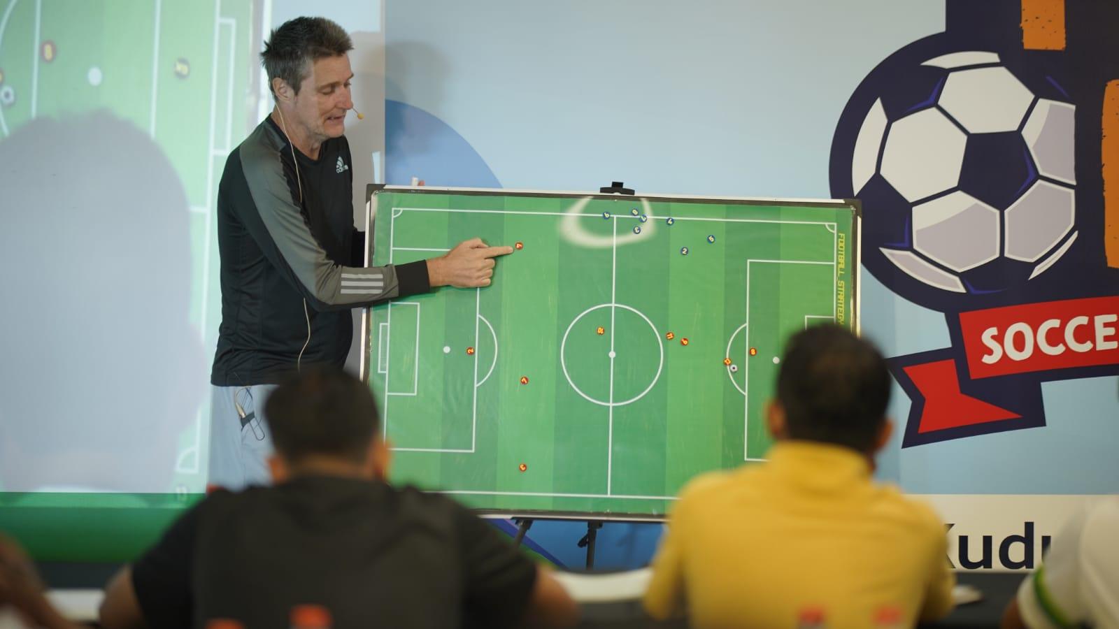 Timo Scheunemann berbagi pengalaman di Supersoccer Arena, Rendeng, Kudus, Jawa Tengah.