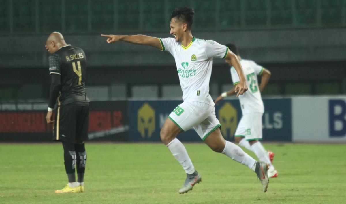 Selebrasi striker Persikabo 1973, Yandi Sofyan usai mencetak gol ke gawang Bhayangkara FC pada laga pekan keempat Liga 1 2023/2024 di stadion Patriot, Sabtu (21/07/23).