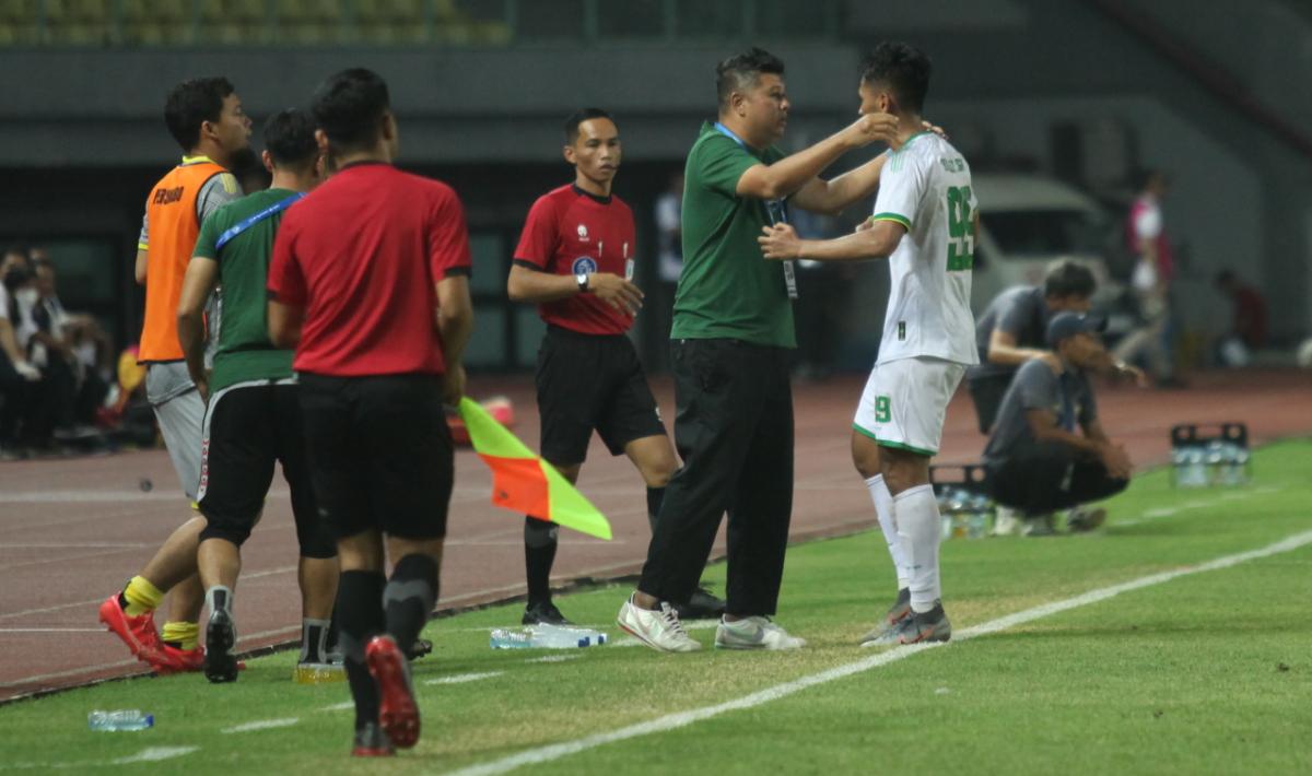 Striker Persikabo 1973, Yandi Sofyan menghampiri pelatih Aidil Sharin bin Sahak usai cetak gol ke gawang Bhayangkara FC pada laga pekan keempat Liga 1 2023/2024 di stadion Patriot, Sabtu (21/07/23).