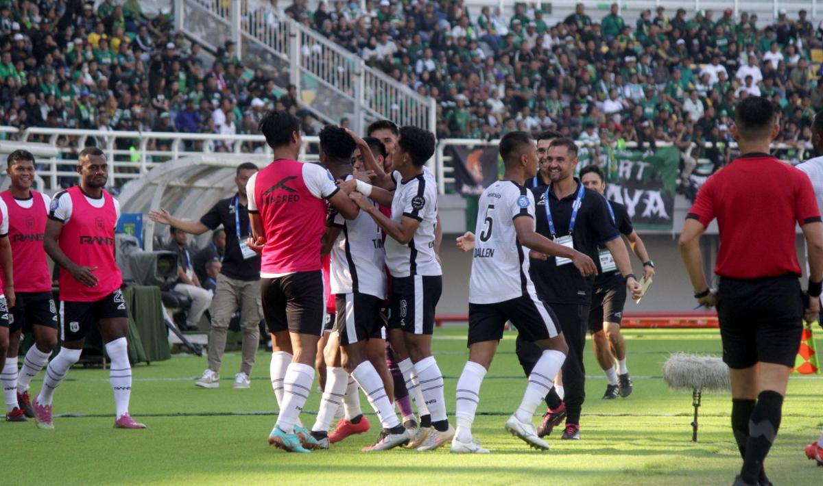 Selebrasi para pemain RANS Nusantara FC usai Octavio Alexandre Leal De Baros mencetak gol ke gawang Persebaya Surabaya pada laga pekan keempat Liga 1 2023/2024 di stadion GBT, Minggu (23/07/23).