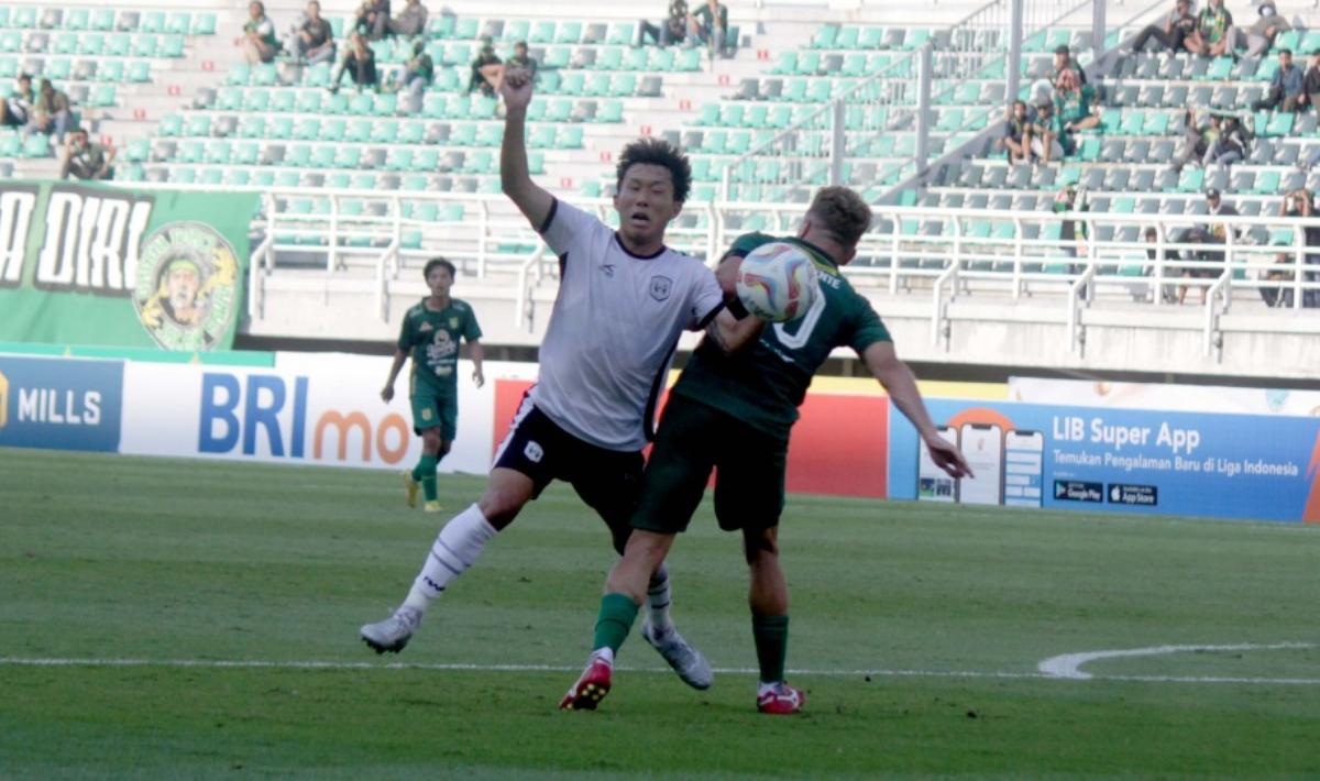 Duel antara pemain RANS Nusantara FC, Mitsuru  Maruoka (kiri) dengan Pemain Persebaya, Ze Valente pada laga pekan keempat Liga 1 2023/2024 di stadion GBT, Minggu (23/07/23).