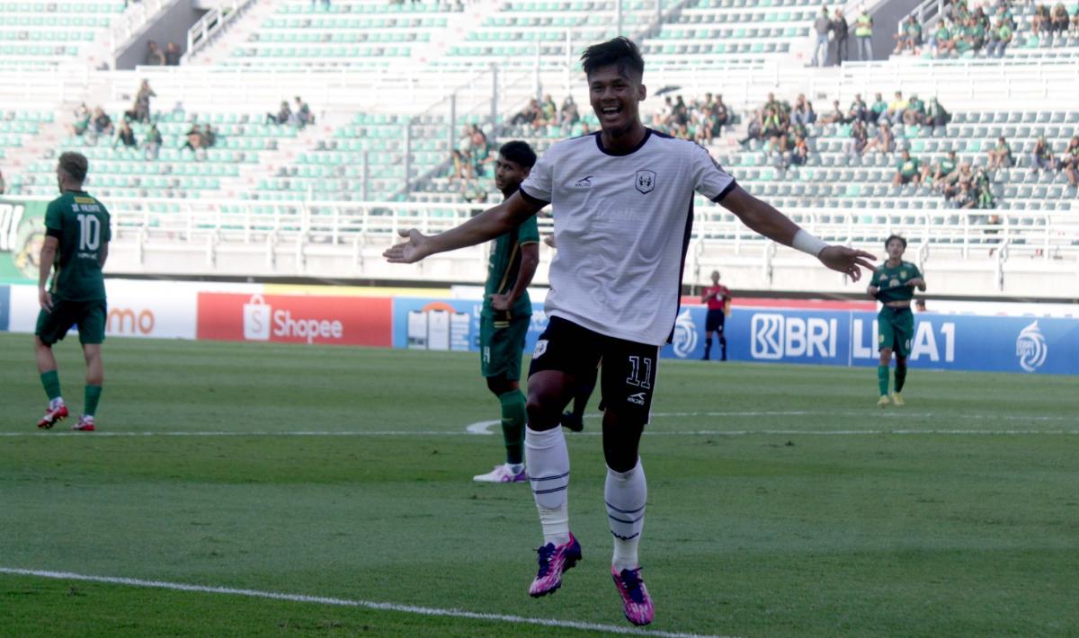 Selebrasi pemai RANS FC, Abdul Rahman usai cetak gol ke gawang Persebaya pada laga pekan keempat Liga 1 2023/2024 di stadion GBT, Minggu (23/07/23).