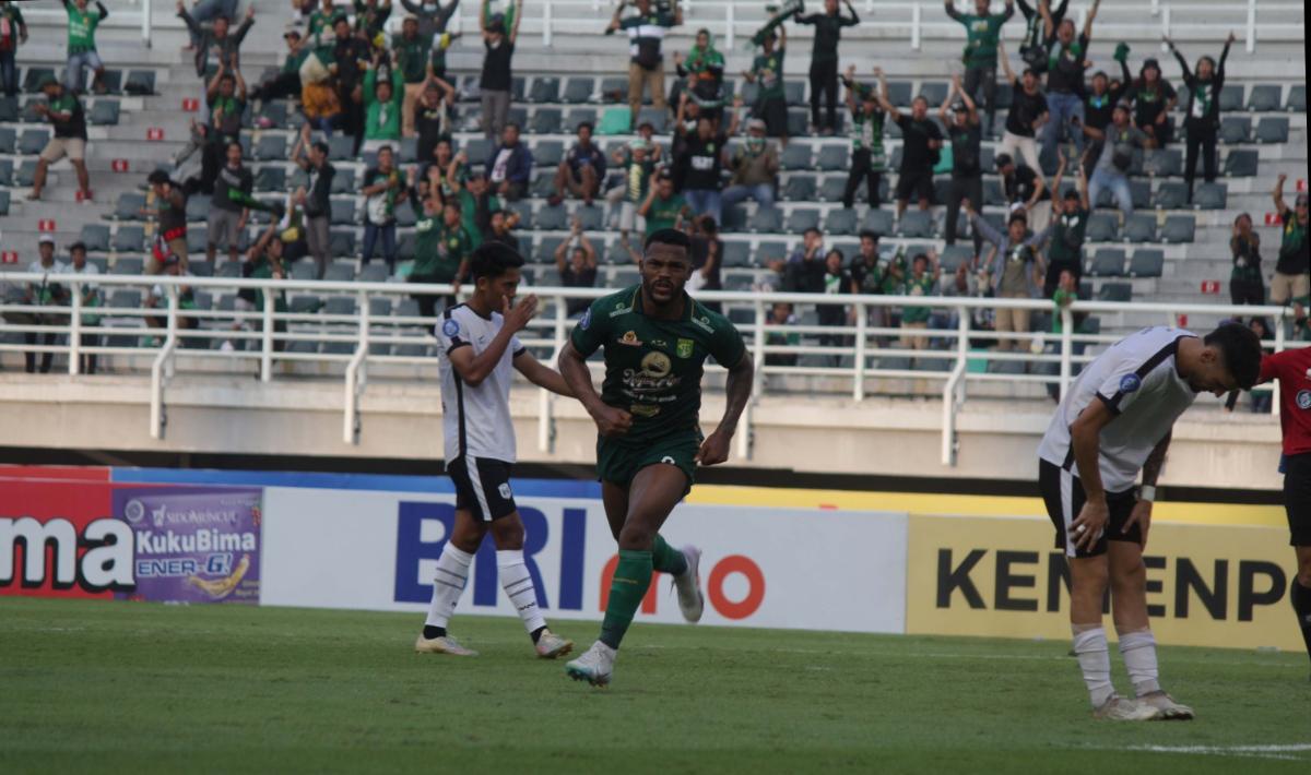 Selebrasi pemain Persebaya, Paulo Victor usai cetak gol untuk timnya ke gawang RANS FC pada laga pekan keempat Liga 1 2023/2024 di stadion GBT, Minggu (23/07/23).