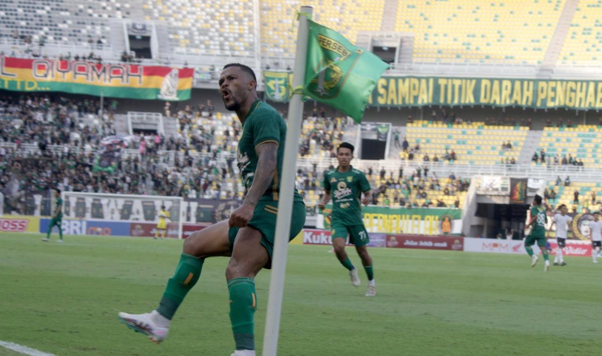 Selebrasi pemain Persebaya, Paulo Victor usai mencetak gol ke gawang RANS FC pada laga pekan keempat Liga 1 2023/2024 di stadion GBT, Minggu (23/07/23).