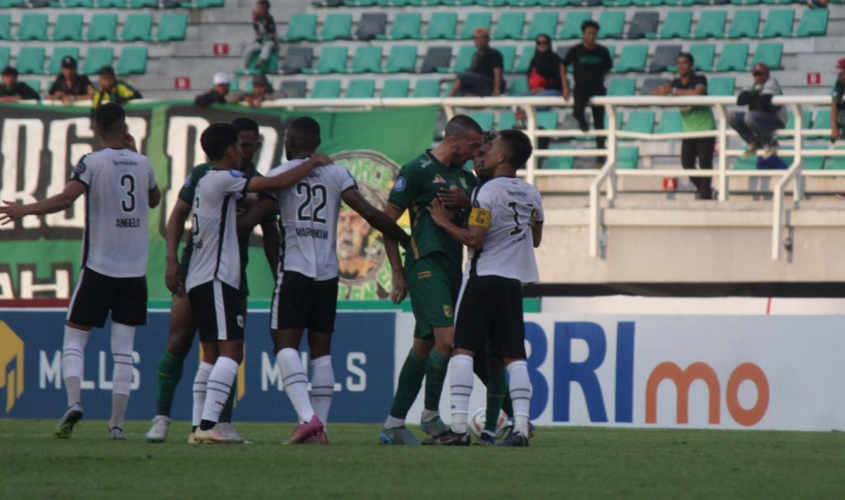 Pemain Persebaya, Dusan Stevanovic bersitegang dengan pemain RANS FC, Paulo Sitanggang pada laga pekan keempat Liga 1 2023/2024 di stadion GBT, Minggu (23/07/23).