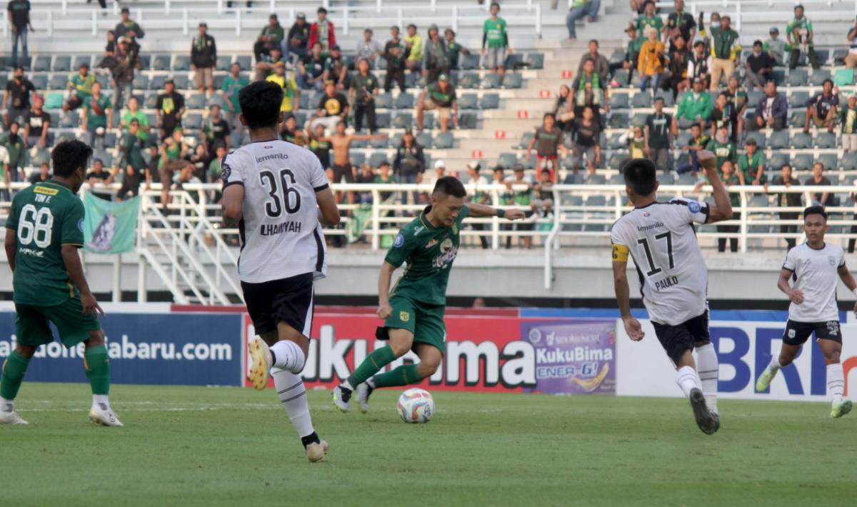 Pemain Persebaya, Sho Yamamoto (tengah) saat mencoba melewati pemain RANS FC pada laga pekan keempat Liga 1 2023/2024 di stadion GBT, Minggu (23/07/23).