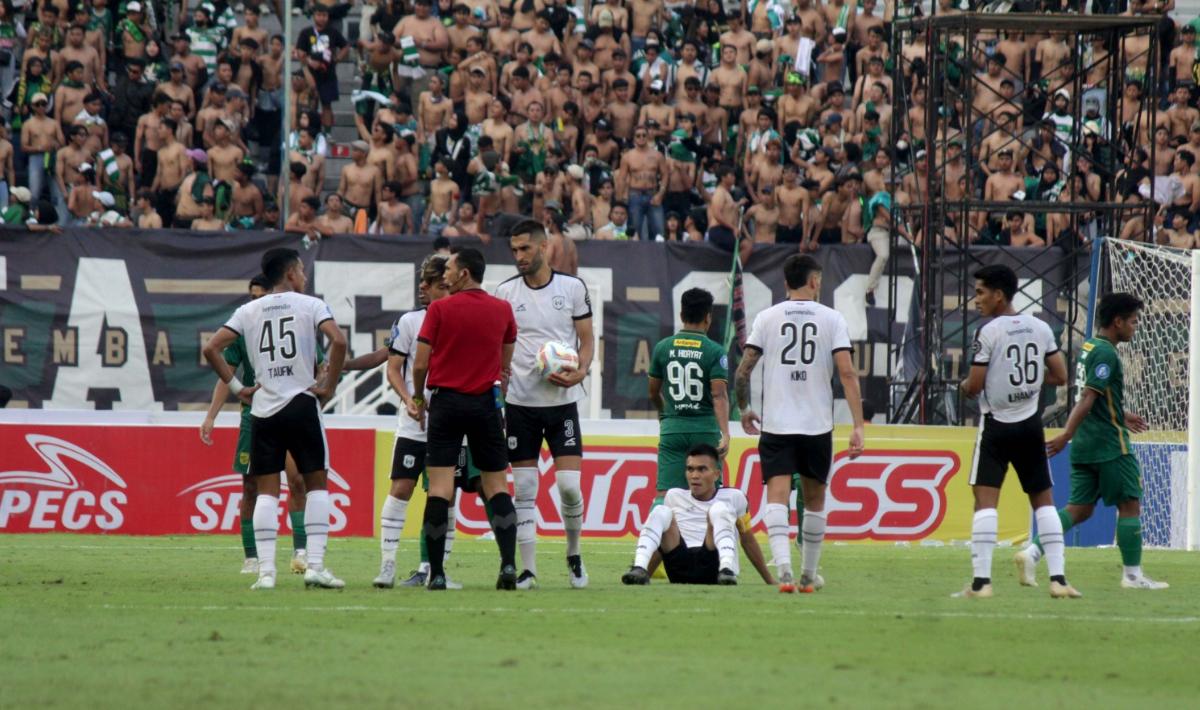 Beberapa pemain RANS FC terlihat memprotes keputusan wasit Yudi Nurcahya pada laga pekan keempat Liga 1 2023/2024 melawan Persebaya di stadion GBT, Minggu (23/07/23).