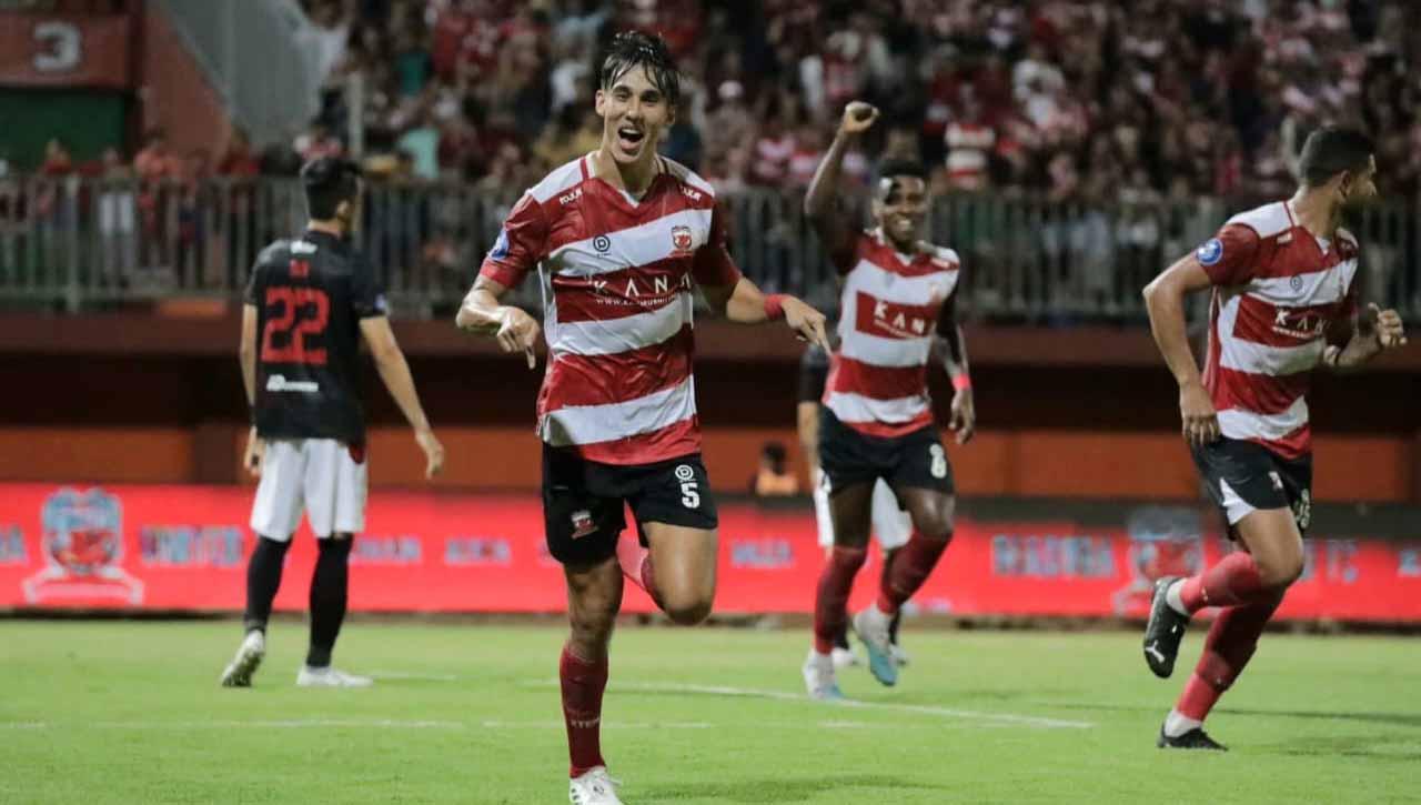 Selebrasi pemain Madura United, Jacob Mahler usai mencetak gol ke gawang Persis pada pekan keempat Liga 1 di Stadion Gelora Madura Ratu Pamelingan (Pamekasan), Minggu (23/07/23). (Foto: MO Madura United)