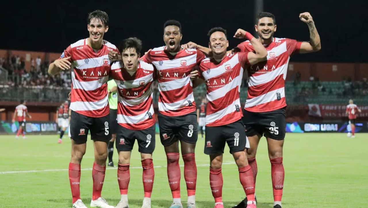 Selebrasi para pemain Madura United setelah Jacob Mahler mencetak gol ke gawang Persis pada pekan keempat Liga 1 di Stadion Gelora Madura Ratu Pamelingan (Pamekasan), Minggu (23/07/23). (Foto: MO Madura United)